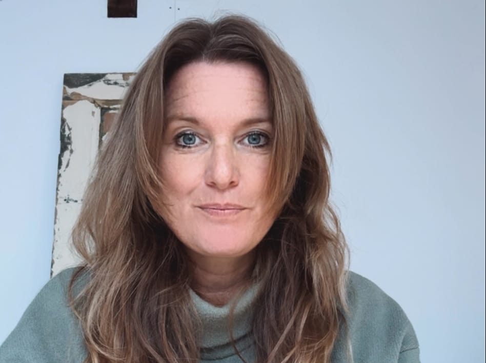 Rachel begeleidt het proces van een eigen Kintsugi Urn maken