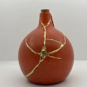 Kintsugi Urn | Rood-Oranje Aardewerk | Art of Remembrance | Gouden Lijnen | Wabi-Sabi Herinneringsurn met Kurksluiting