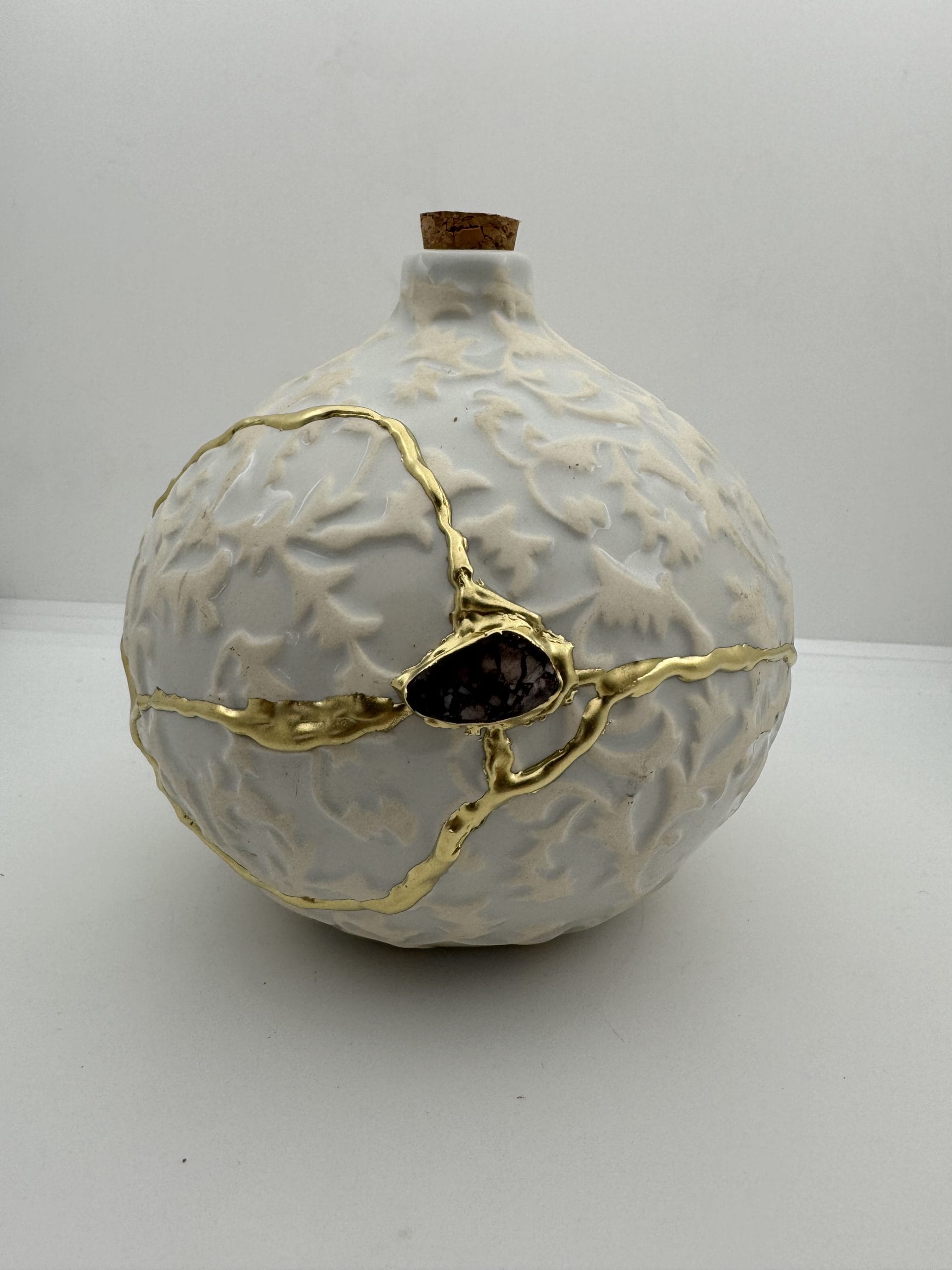 Urn | Bolvorm met bloemen | Lichtblauw witte Kintsugi urn | Art deco | Uniek gedenkstuk keramiek voor as | Dierbaren & huisdier | Wabi-Sabi