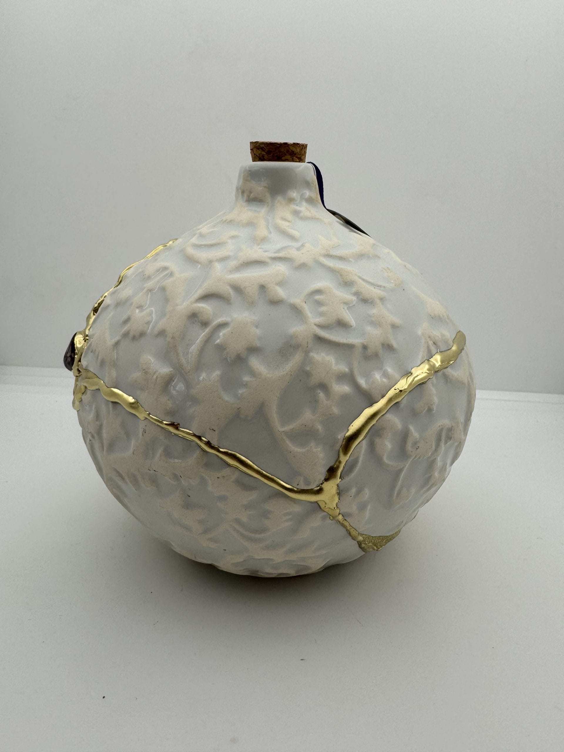 Urn | Bolvorm met bloemen | Lichtblauw witte Kintsugi urn | Art deco | Uniek gedenkstuk keramiek voor as | Dierbaren & huisdier | Wabi-Sabi