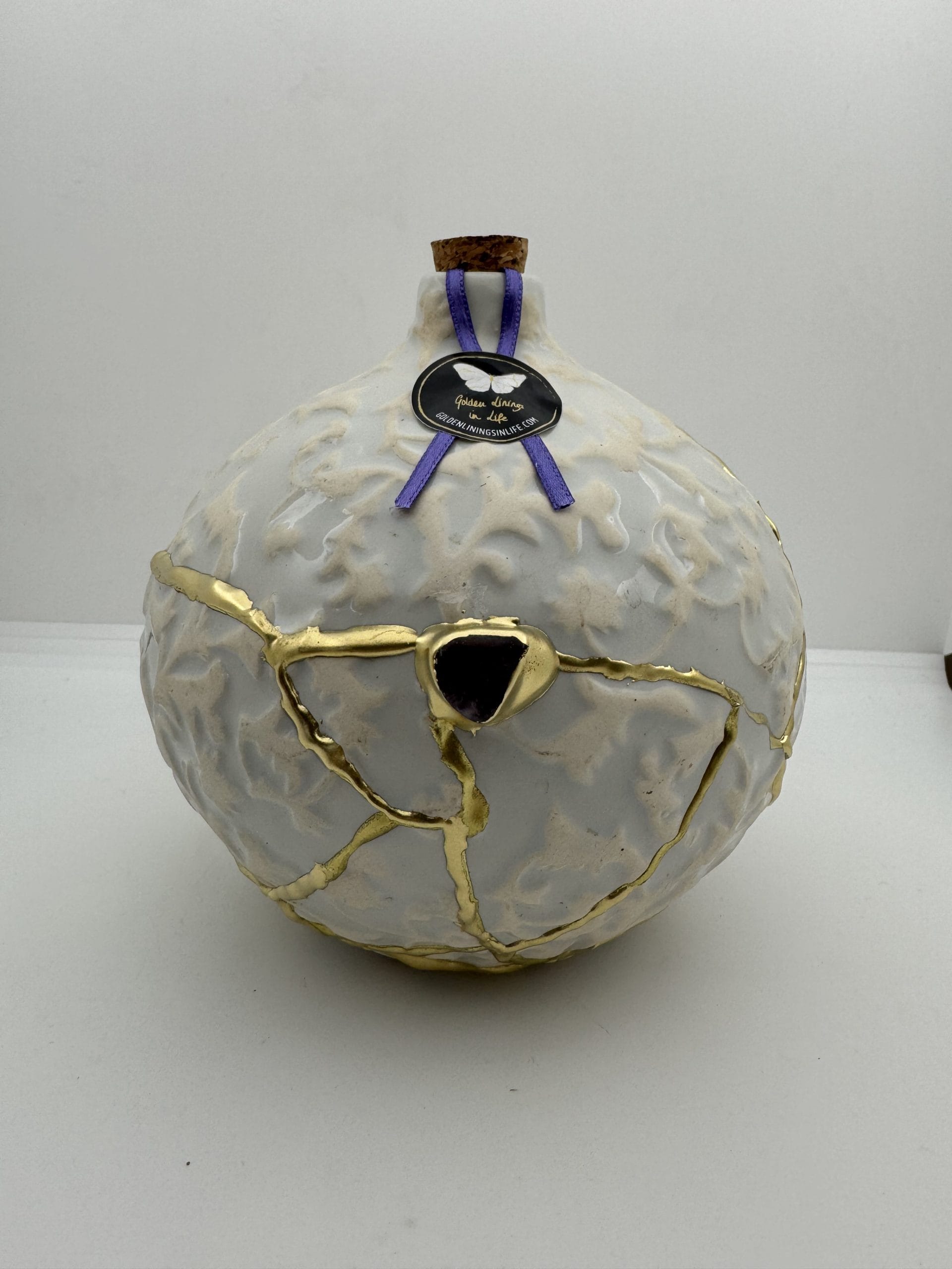 Urn | Bolvorm met bloemen | Lichtblauw witte Kintsugi urn | Art deco | Uniek gedenkstuk keramiek voor as | Dierbaren & huisdier | Wabi-Sabi