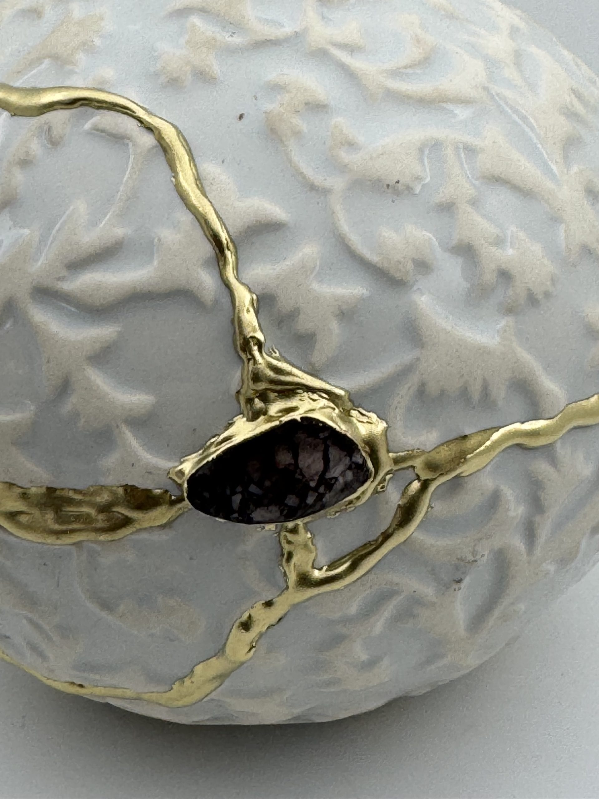 Urn | Bolvorm met bloemen | Lichtblauw witte Kintsugi urn | Art deco | Uniek gedenkstuk keramiek voor as | Dierbaren & huisdier | Wabi-Sabi