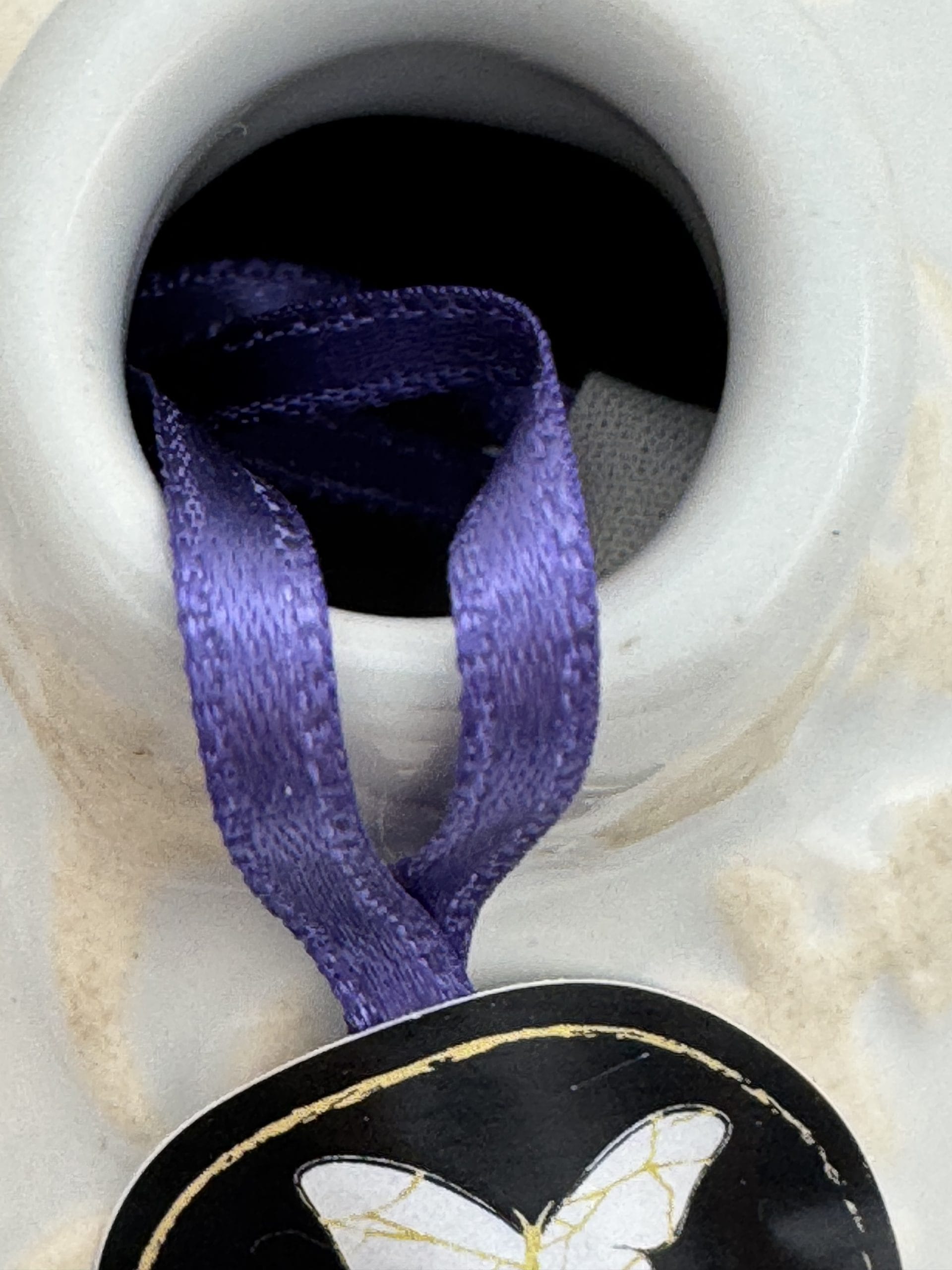 Urn | Bolvorm met bloemen | Lichtblauw witte Kintsugi urn | Art deco | Uniek gedenkstuk keramiek voor as | Dierbaren & huisdier | Wabi-Sabi