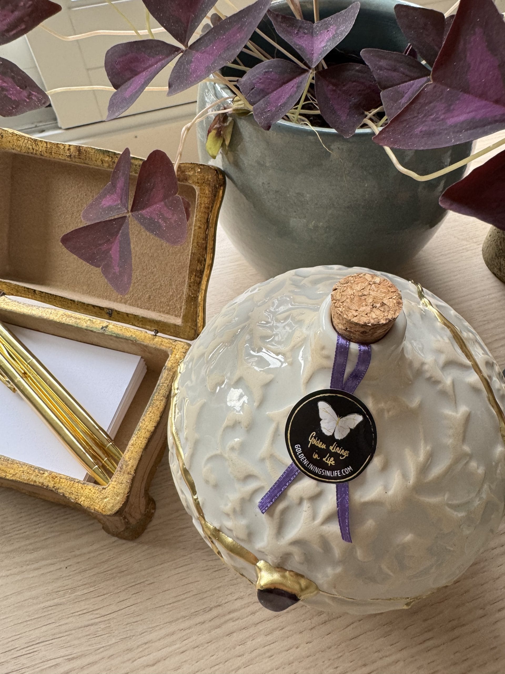 Urn | Bolvorm met bloemen | Lichtblauw witte Kintsugi urn | Art deco | Uniek gedenkstuk keramiek voor as | Dierbaren & huisdier | Wabi-Sabi