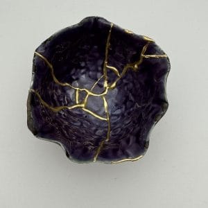 Kintsugi keramiek schaaltje | Waxinelichthouder met gouden lijnen | Paars glazuur | Gedenkstuk voor crematie, herdenking of huisdecoratie