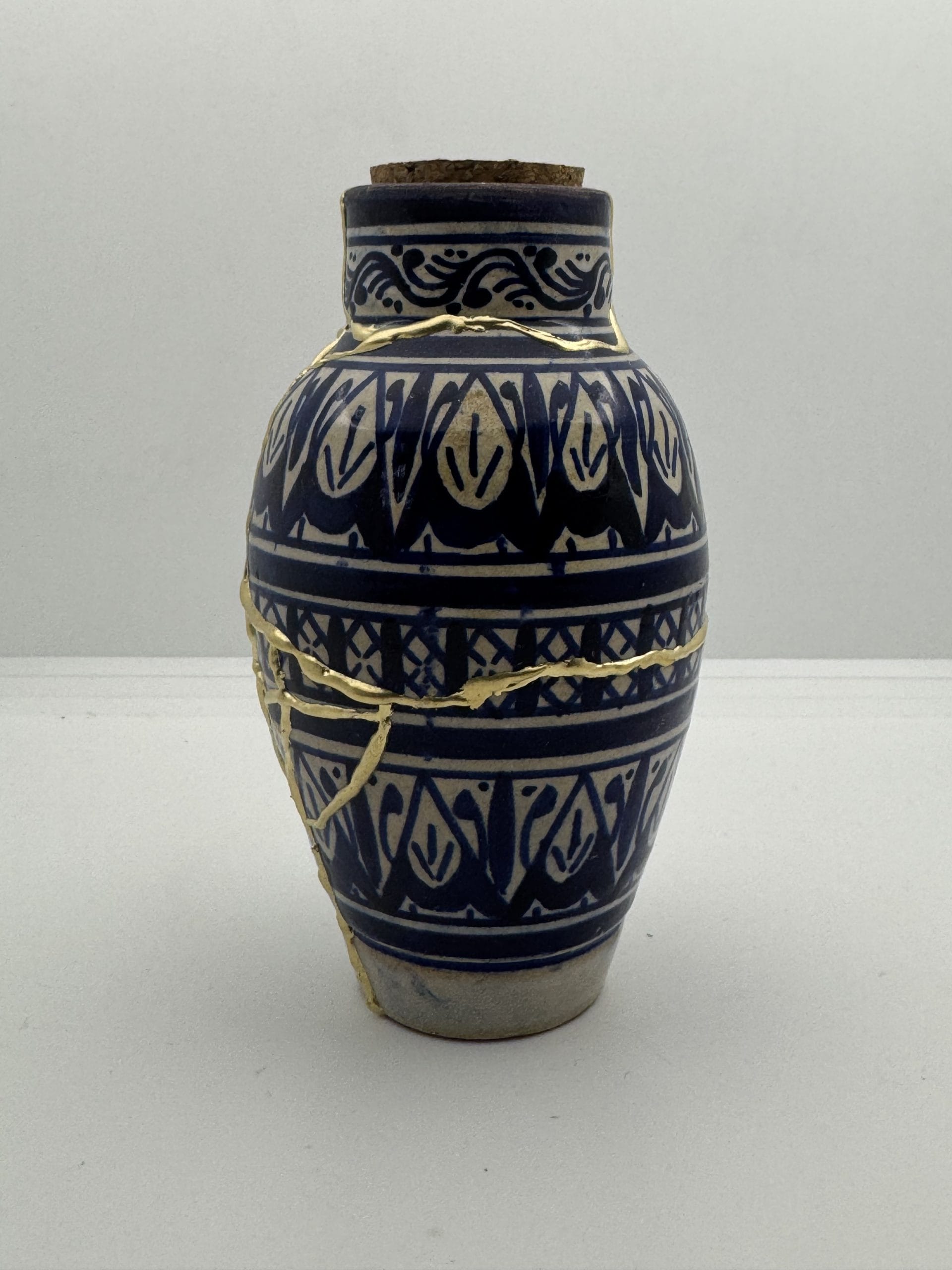 Kintsugi Urn | Blauw met wit Aardewerk | Handgemaakt Herinneringsstuk | Gouden Lijnen | Wabi Sabi Japans Gedenkobject voor Dierbaren