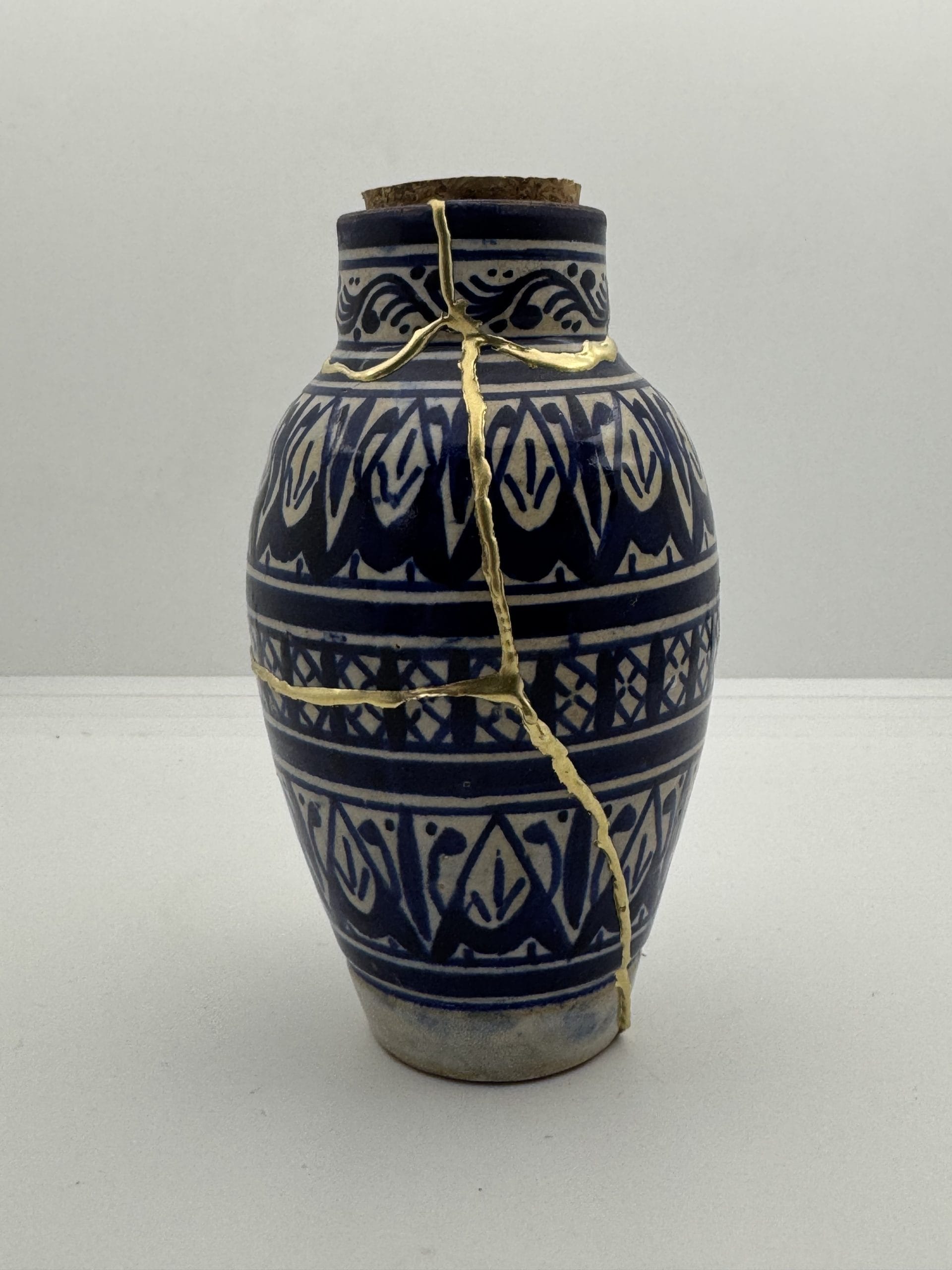 Kintsugi Urn | Blauw met wit Aardewerk | Handgemaakt Herinneringsstuk | Gouden Lijnen | Wabi Sabi Japans Gedenkobject voor Dierbaren