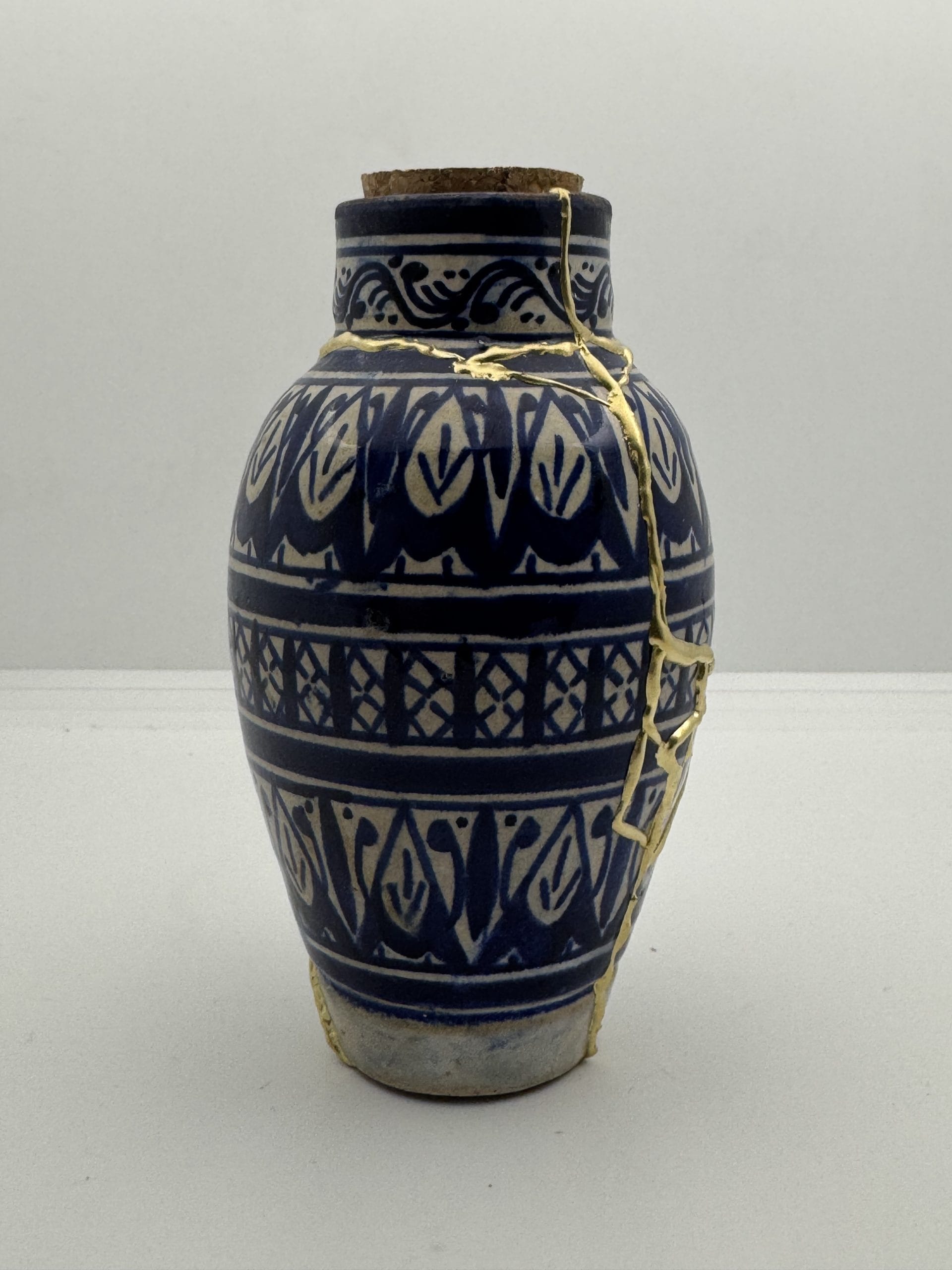 Kintsugi Urn | Blauw met wit Aardewerk | Handgemaakt Herinneringsstuk | Gouden Lijnen | Wabi Sabi Japans Gedenkobject voor Dierbaren
