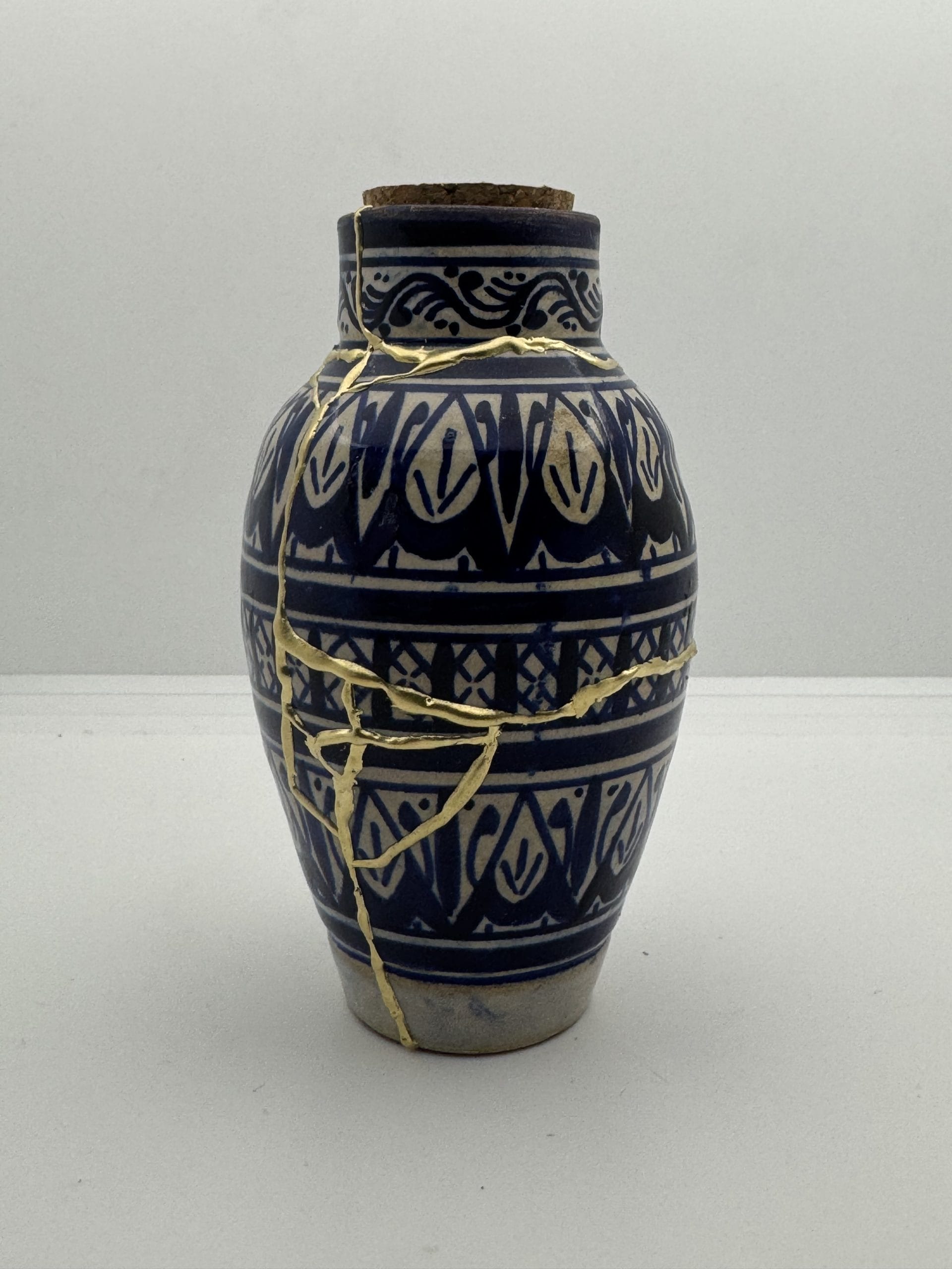 Kintsugi Urn | Blauw met wit Aardewerk | Handgemaakt Herinneringsstuk | Gouden Lijnen | Wabi Sabi Japans Gedenkobject voor Dierbaren