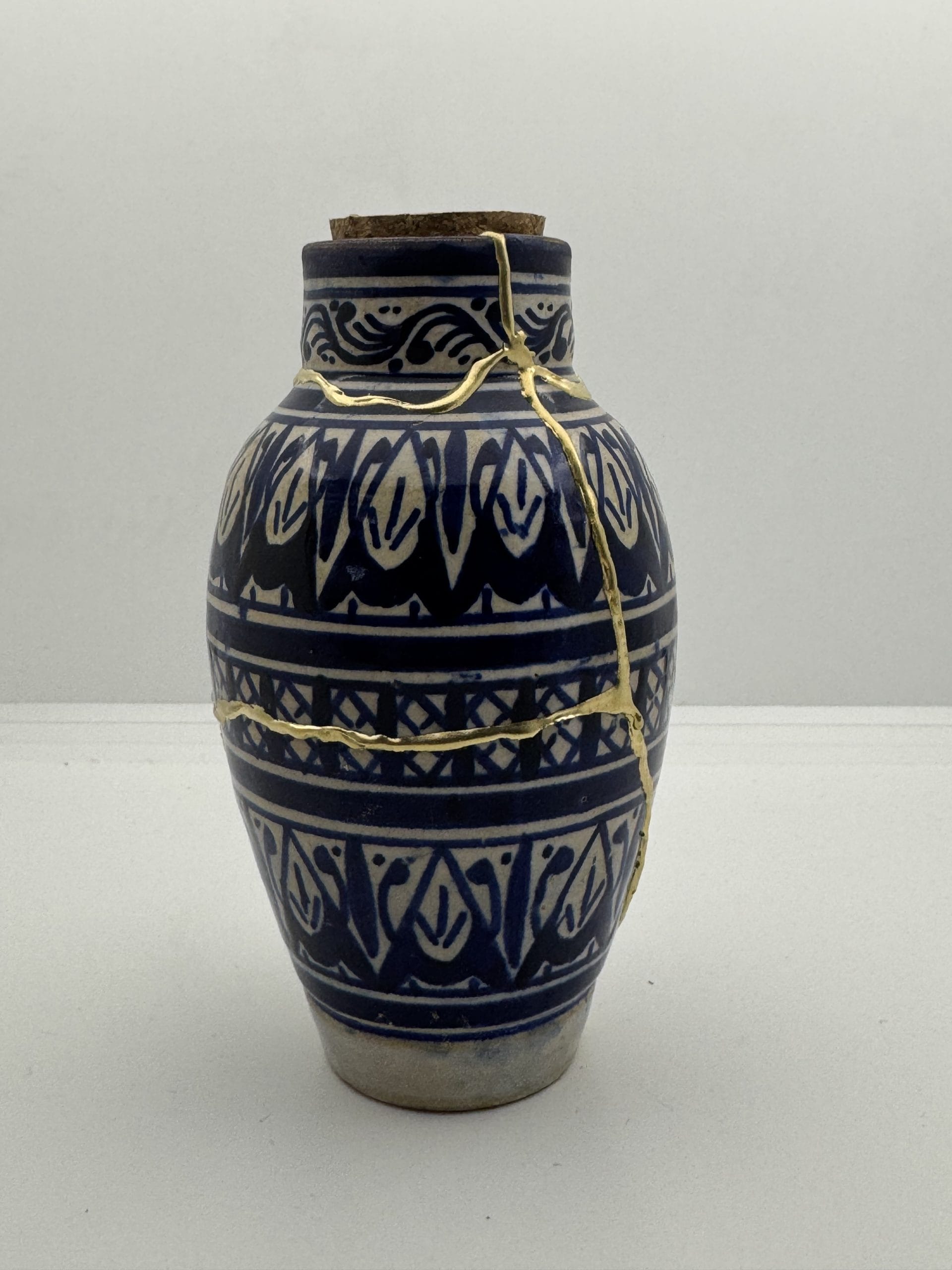 Kintsugi Urn | Blauw met wit Aardewerk | Handgemaakt Herinneringsstuk | Gouden Lijnen | Wabi Sabi Japans Gedenkobject voor Dierbaren