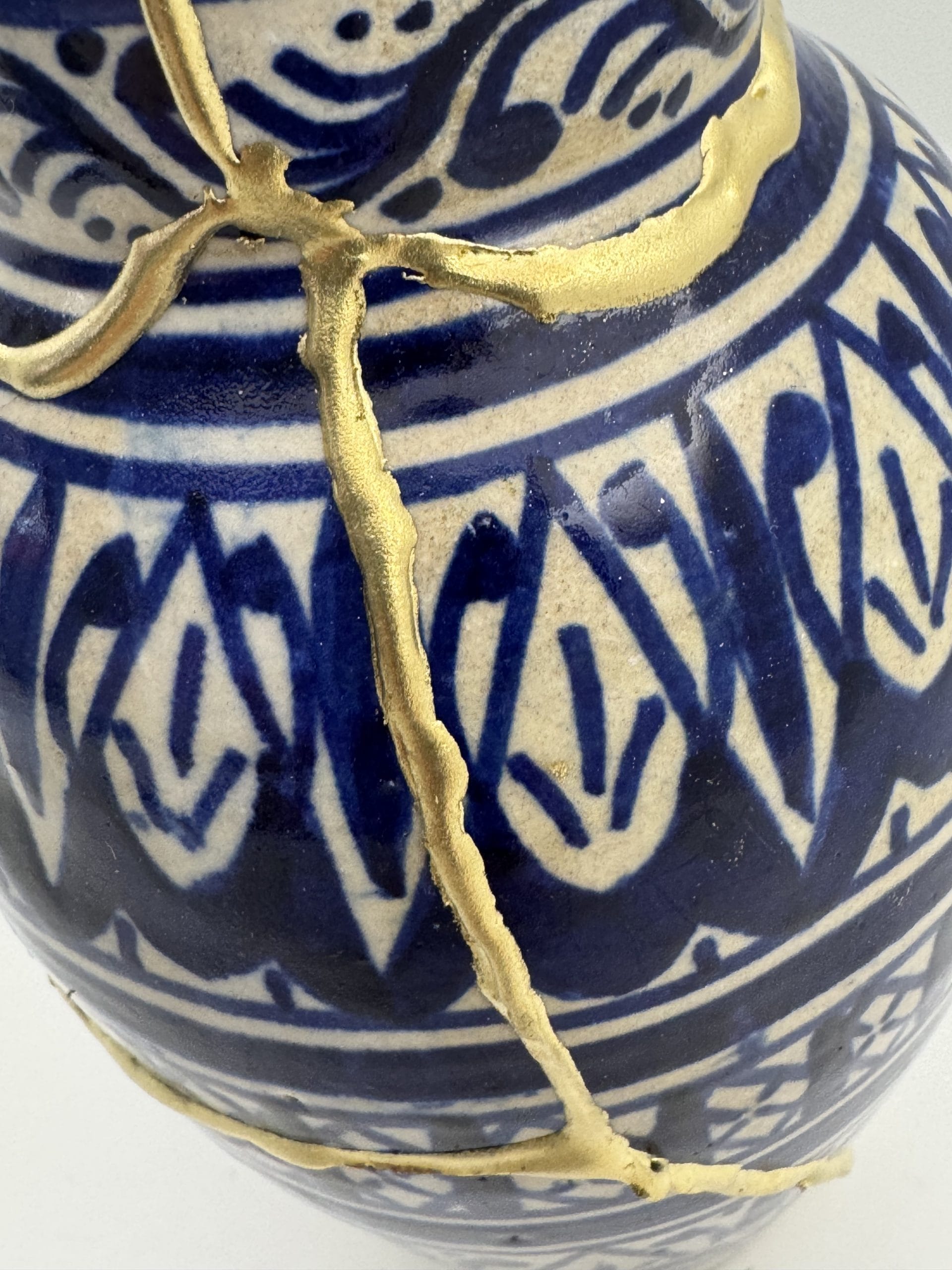 Kintsugi Urn | Blauw met wit Aardewerk | Handgemaakt Herinneringsstuk | Gouden Lijnen | Wabi Sabi Japans Gedenkobject voor Dierbaren