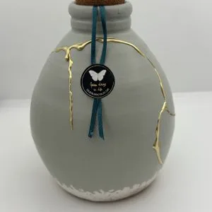 Kintsugi Urn | Lichtgroen Zwaar Keramiek | Handgemaakt Gedenkstuk | Gouden Druppels | Wabi-Sabi Urn met Kurksluiting