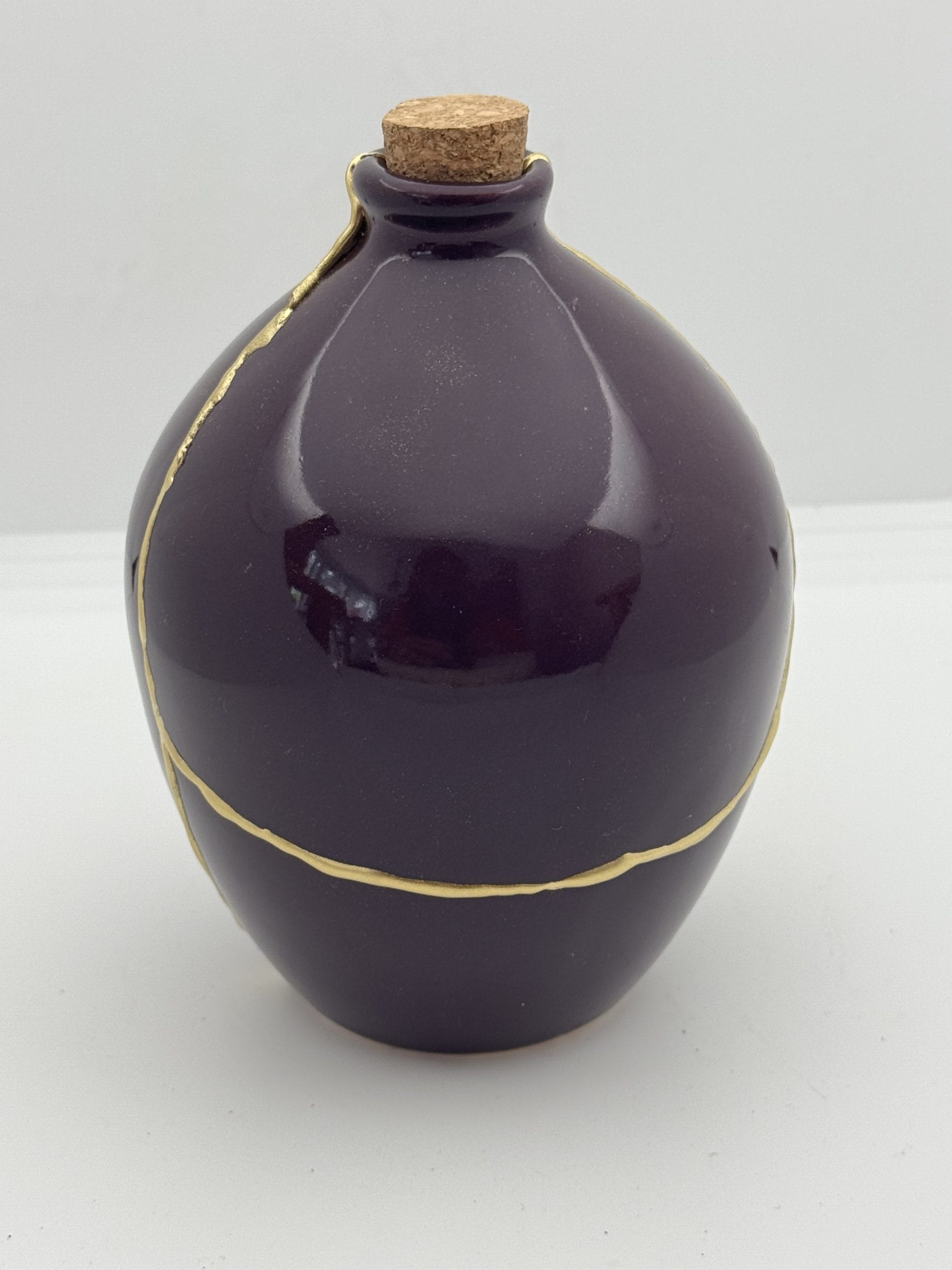 Kintsugi Urn ~ The Art of Remembrance ~ Deep Purple Sphere Kintsugi Urn Dieppaarse Bol | Handgemaakte Herinneringsurn Keramiek | Gouden Lijnen | Wabi-Sabi Gedenkobject | Unieke Asbewaring