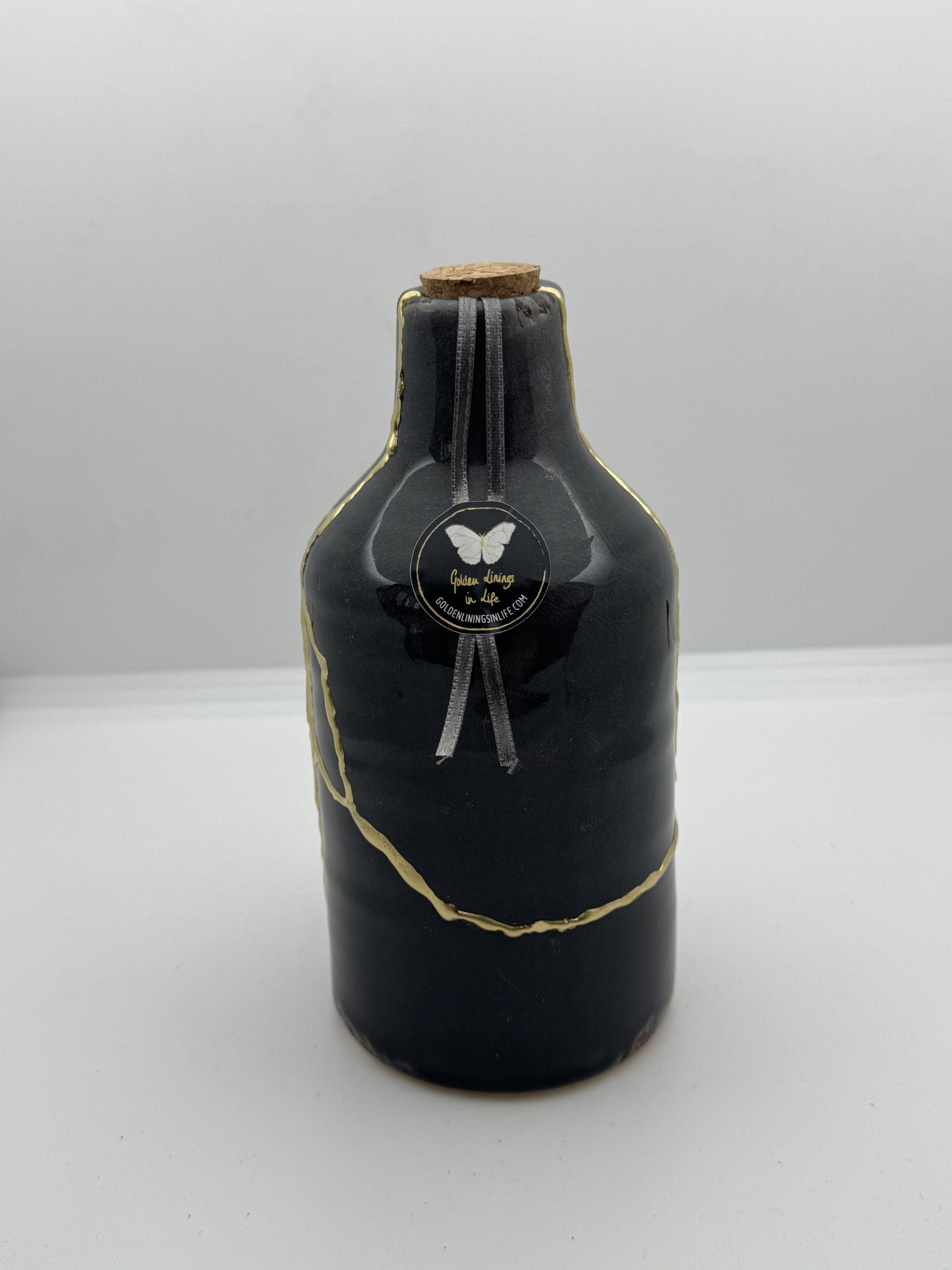 Kintsugi Urn | Zwart Antraciet Flesvormig Gedenkstuk | Gouden Verbindingen | Handgemaakt Keramiek | Unieke Asurn met Kurk