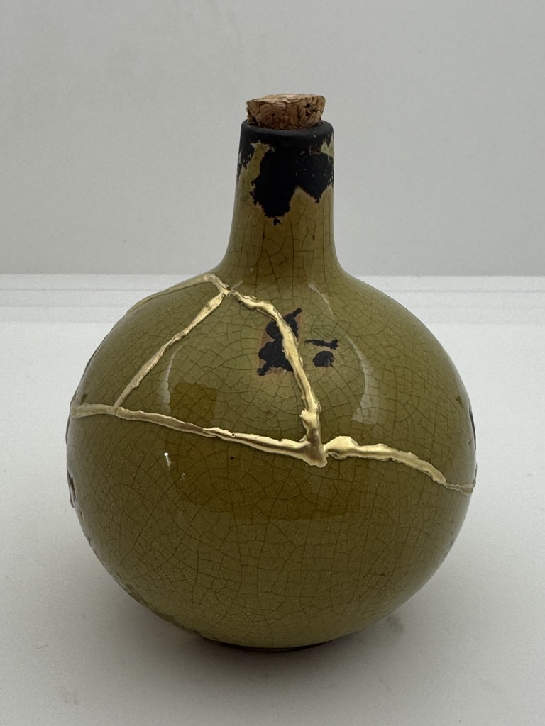 Mosgroene Kintsugi urn | Handgemaakt keramiek met bruine gemstone details – asbewaarurn voor mens of dier