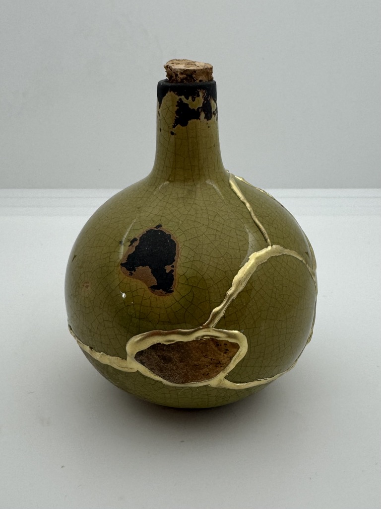 Mosgroene Kintsugi urn | Handgemaakt keramiek met bruine gemstone details – asbewaarurn voor mens of dier