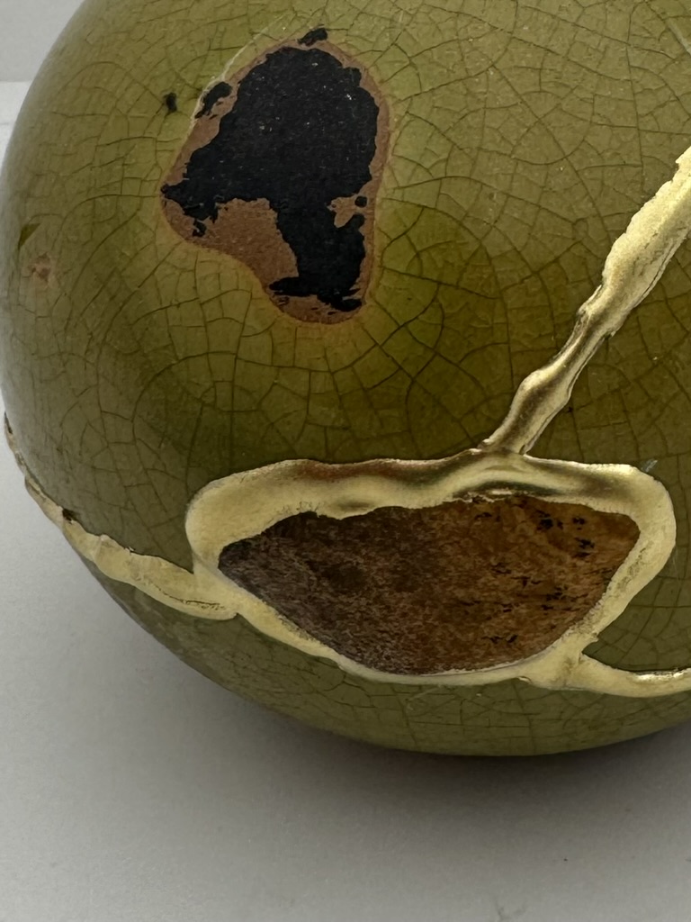 Mosgroene Kintsugi urn | Handgemaakt keramiek met bruine gemstone details – asbewaarurn voor mens of dier