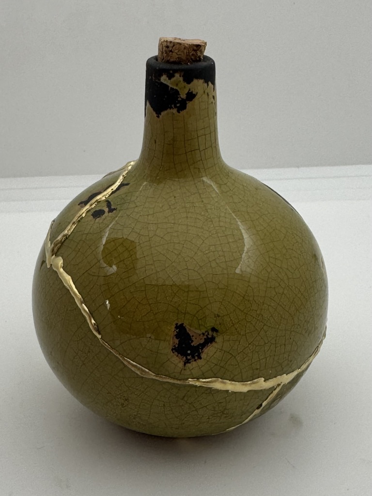 Mosgroene Kintsugi urn | Handgemaakt keramiek met bruine gemstone details – asbewaarurn voor mens of dier