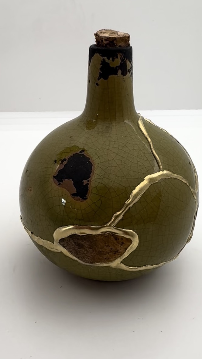 Mosgroene Kintsugi urn | Handgemaakt keramiek met bruine gemstone details – asbewaarurn voor mens of dier