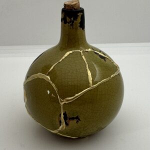 Mosgroene Kintsugi urn | Handgemaakt keramiek met bruine gemstone details – asbewaarurn voor mens of dier