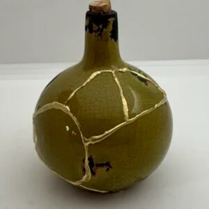 Mosgroene Kintsugi urn | Handgemaakt keramiek met bruine gemstone details – asbewaarurn voor mens of dier