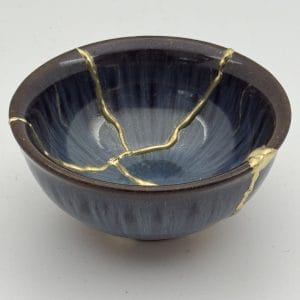 Kintsugi Kom | Blauw Bruin Aardewerk | Uniek Design met Gouden Lijnen | Kunst | Duurzaam & Stijlvol Decoratief Keramiek Stuk