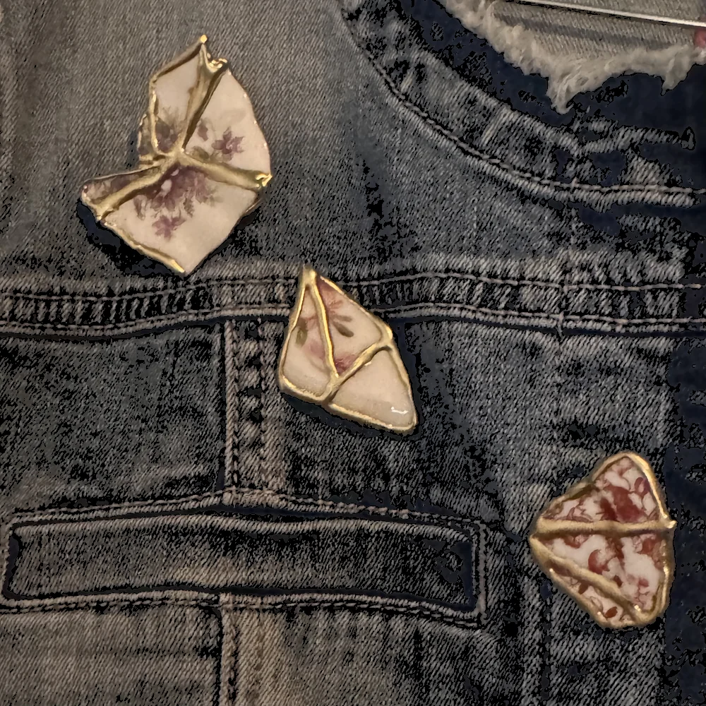 Kintsugi Pins op jas
