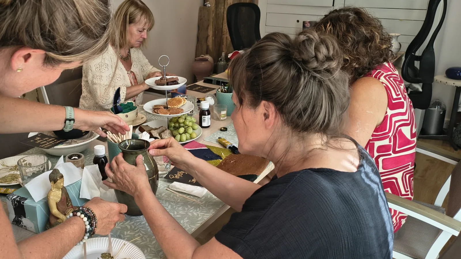 Besloten kintsugi workshop Deelnemers werken aan hun kintsugi kunstwerk tijdens een besloten kintsugi workshop in het atelier in Tiel