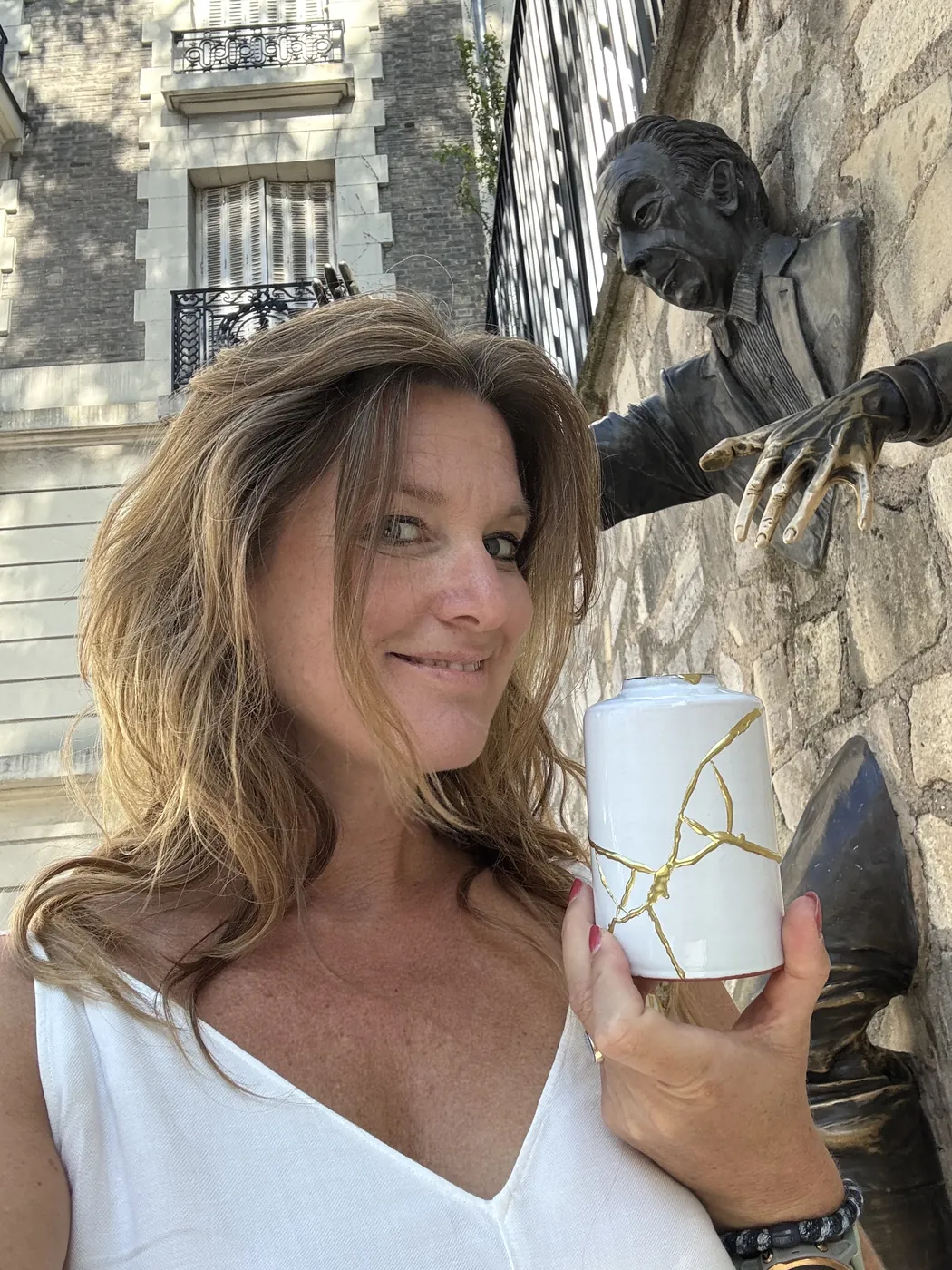 Rachel van der Schaaf met een Kintsugi vaas bij een beeld in Parijs Rachel van der Schaaf met een Kintsugi vaas bij een beeld in Parijs